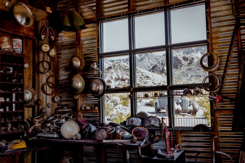 boutique-STE MAXIME-min_shop_window_part_junk_abandoned-138873